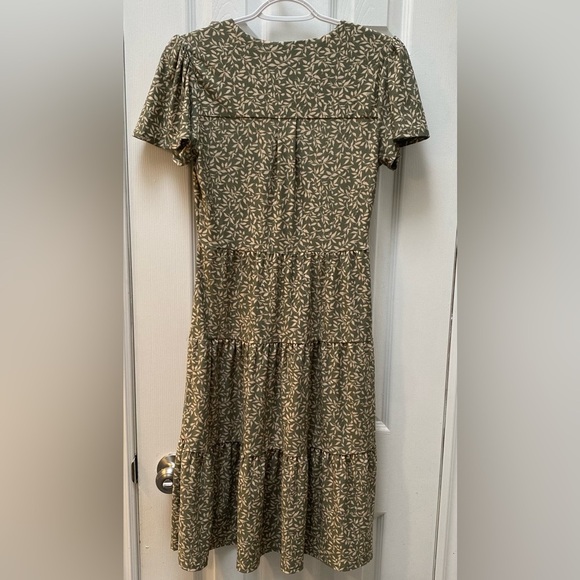 Green tiered button down dress with botanical leaf pattern - Picture 7 of 8